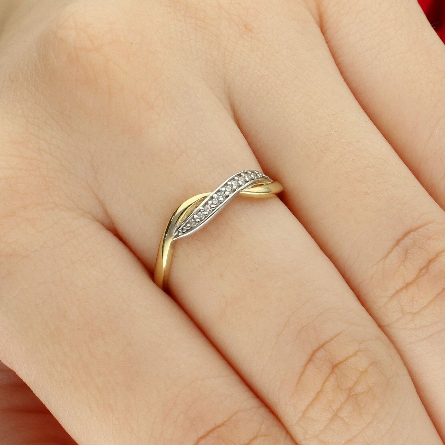 Złoty pierścionek damski 375 przeplatany z cyrkoniami – biało-żółte złoto.jpg